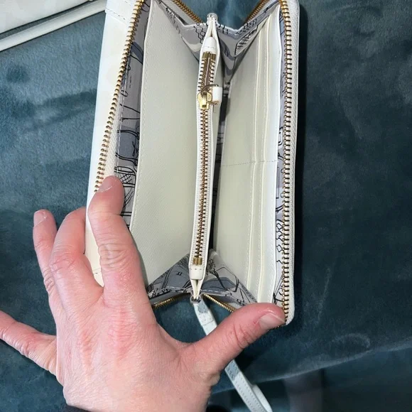 Vera Bradley white leather purse & matching wristlet - Picture 4 of 11